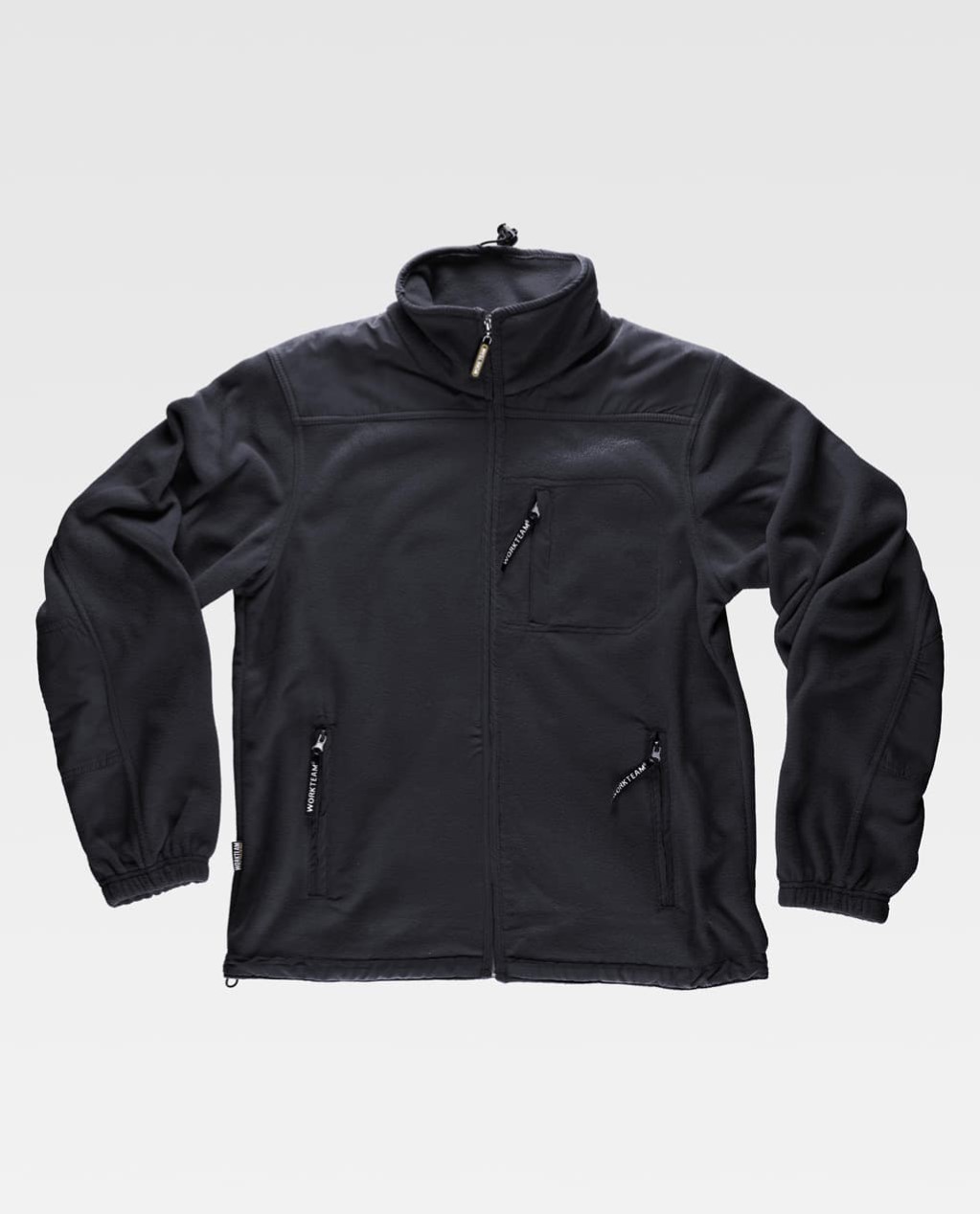 Chaqueta polar negra con cremallera frontal y bolsillos laterales y en el pecho sobre fondo neutro